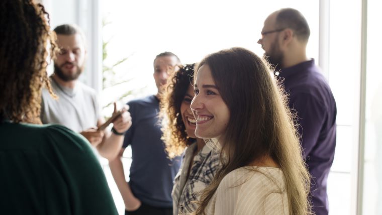 Mennesker snakker står sammen