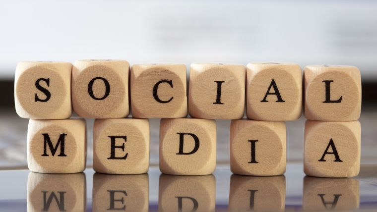 Træbrikker Social media